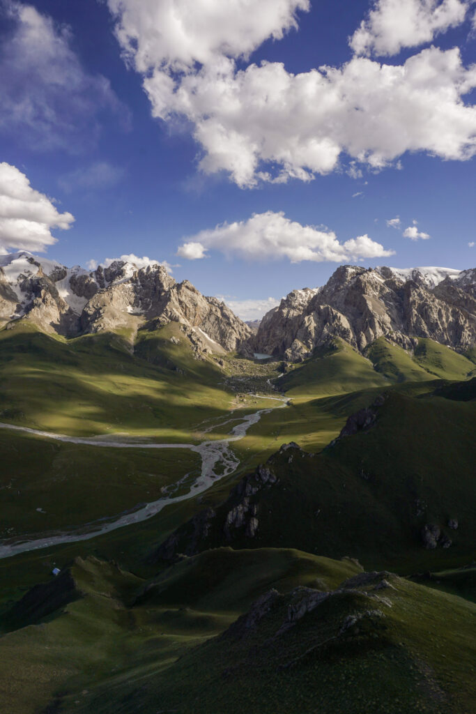 Écriture nomade : quand l’écrivain voyageur transforme le paysage en roman